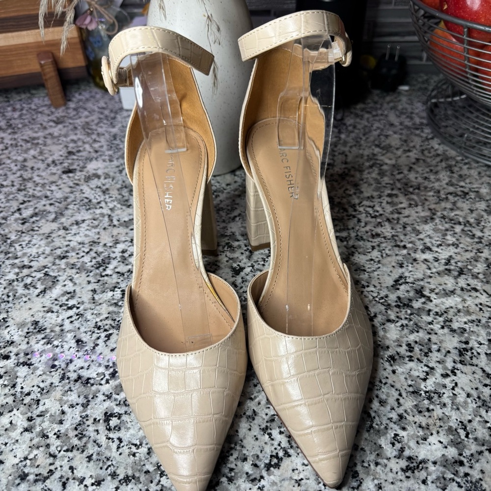 Marc Fisher EUC Gilson Faux Croc Leather Elegant Cream Block Heel Pumps Size 9 - Picture 3 of 10